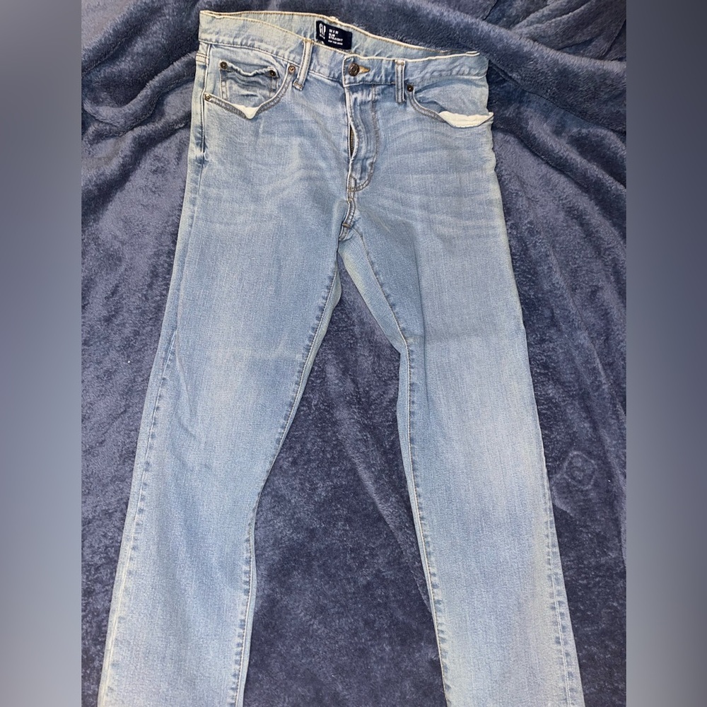 Gap Slim Straight light wash jeans. 32x30. Like new. OFFERS ARE WELCOME!!